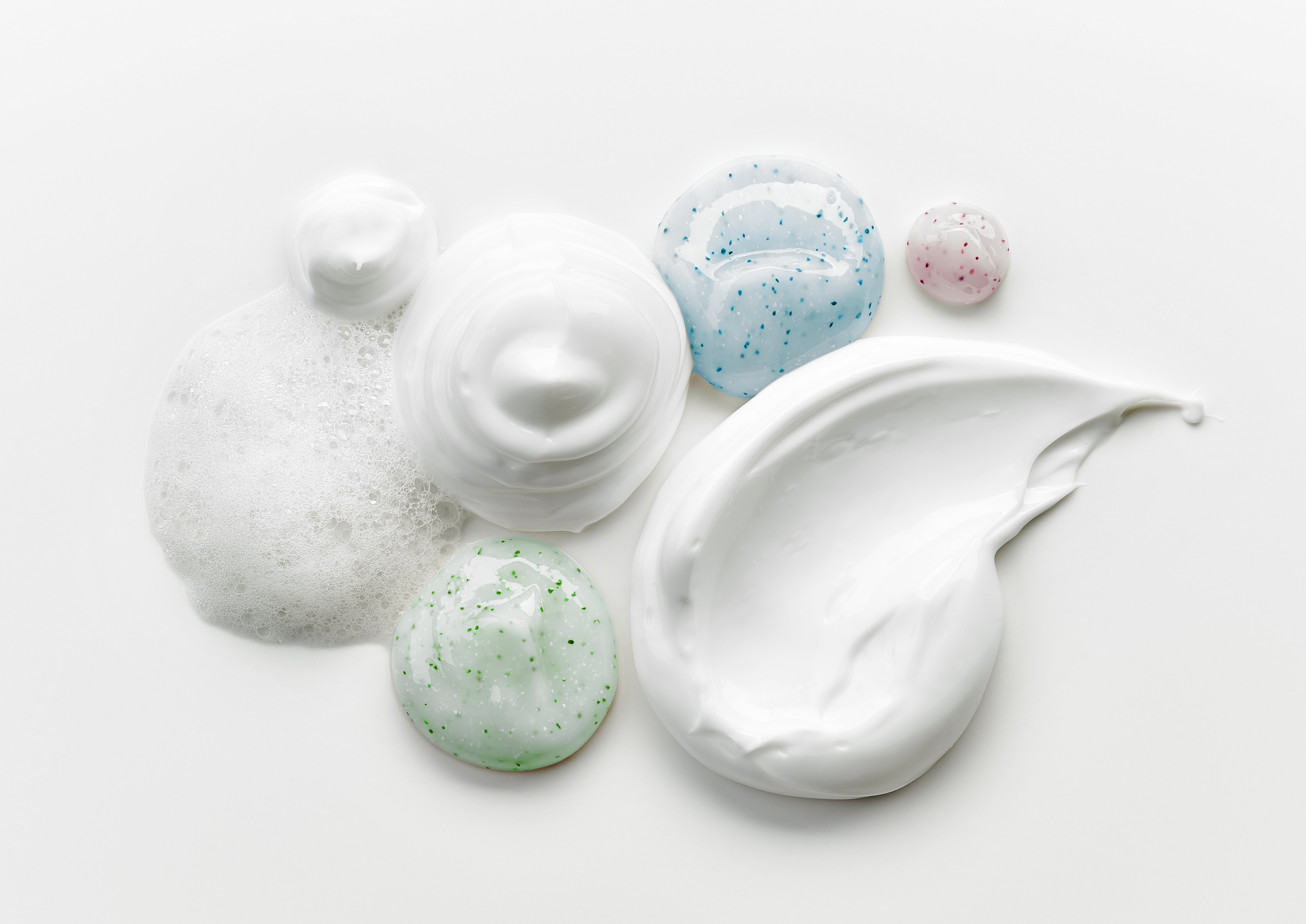 Darstellung verschiedener Cremes und Hautpflege-Produkte nebeneinander